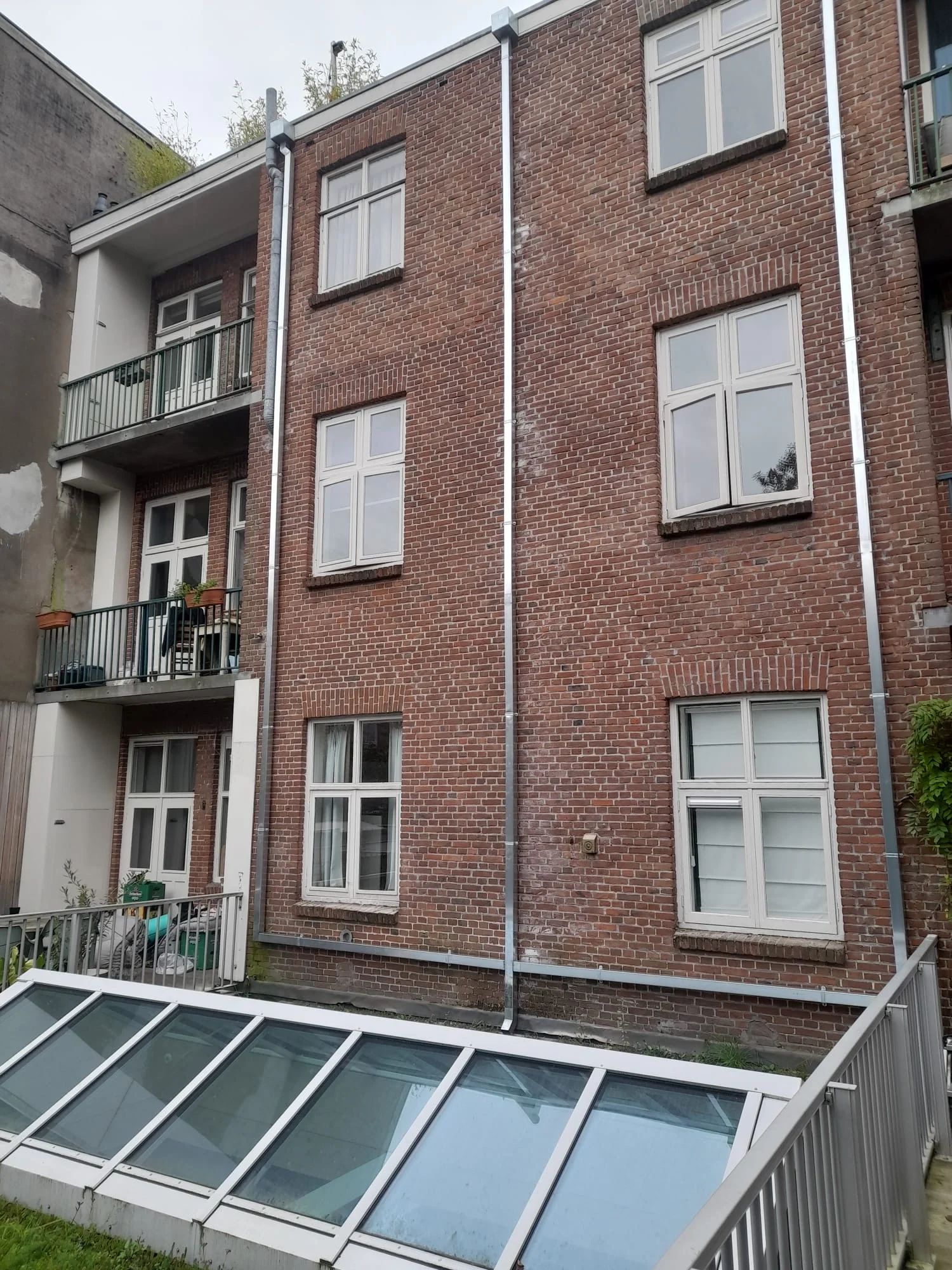 Vierkante zinken regenpijpen