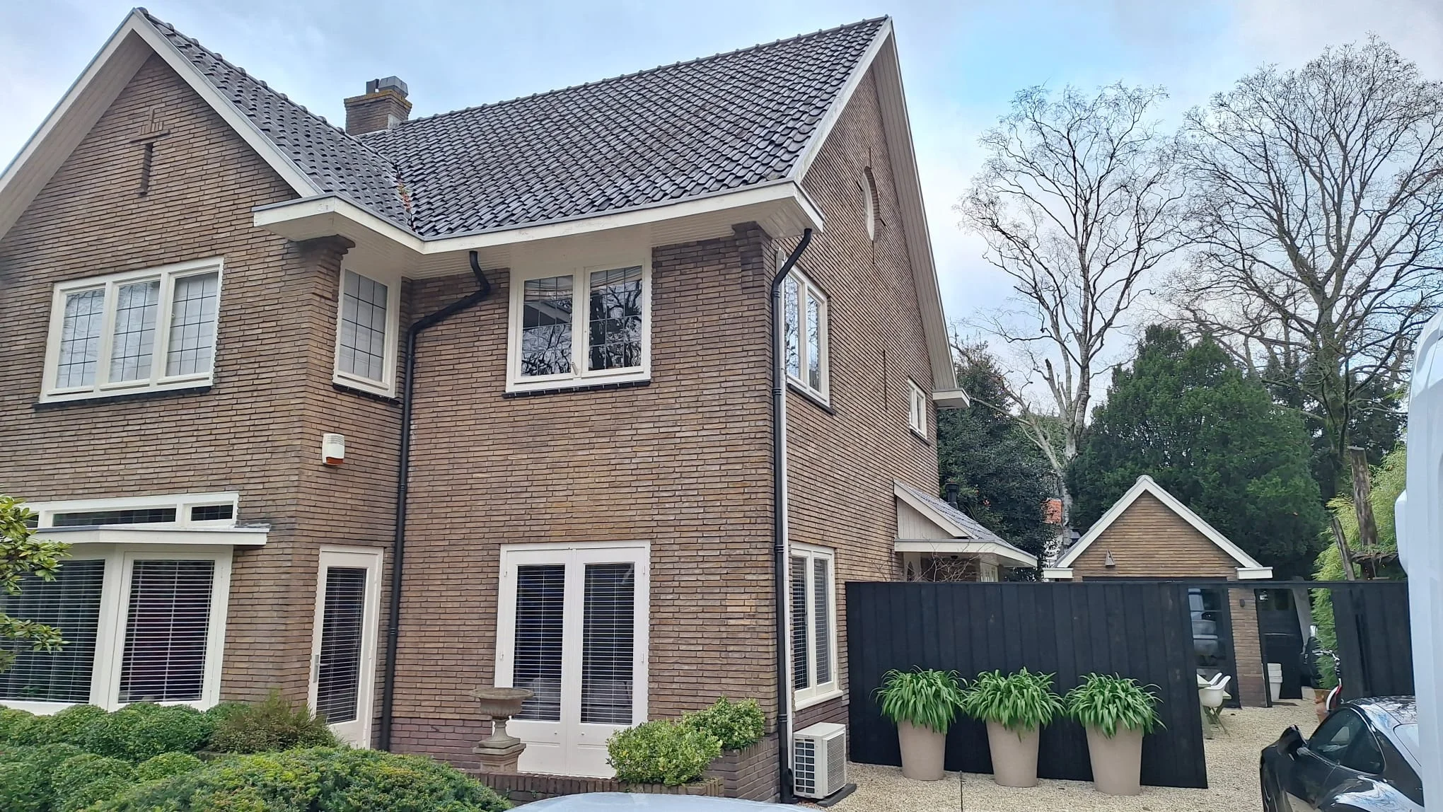 Zinken goten en antraciet regenpijpen